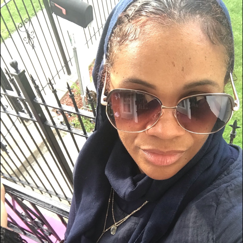 Meet your Posher, Ebony